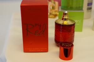 Demi More lanserar parfymen my Red, den är både blommig och fruktig.