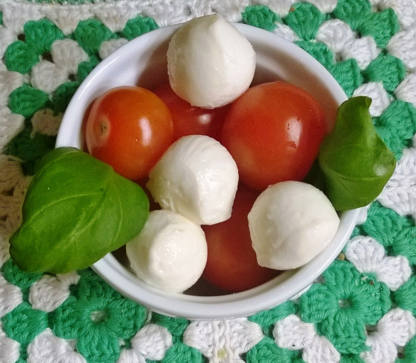Mozarella, tomat, basilika. 